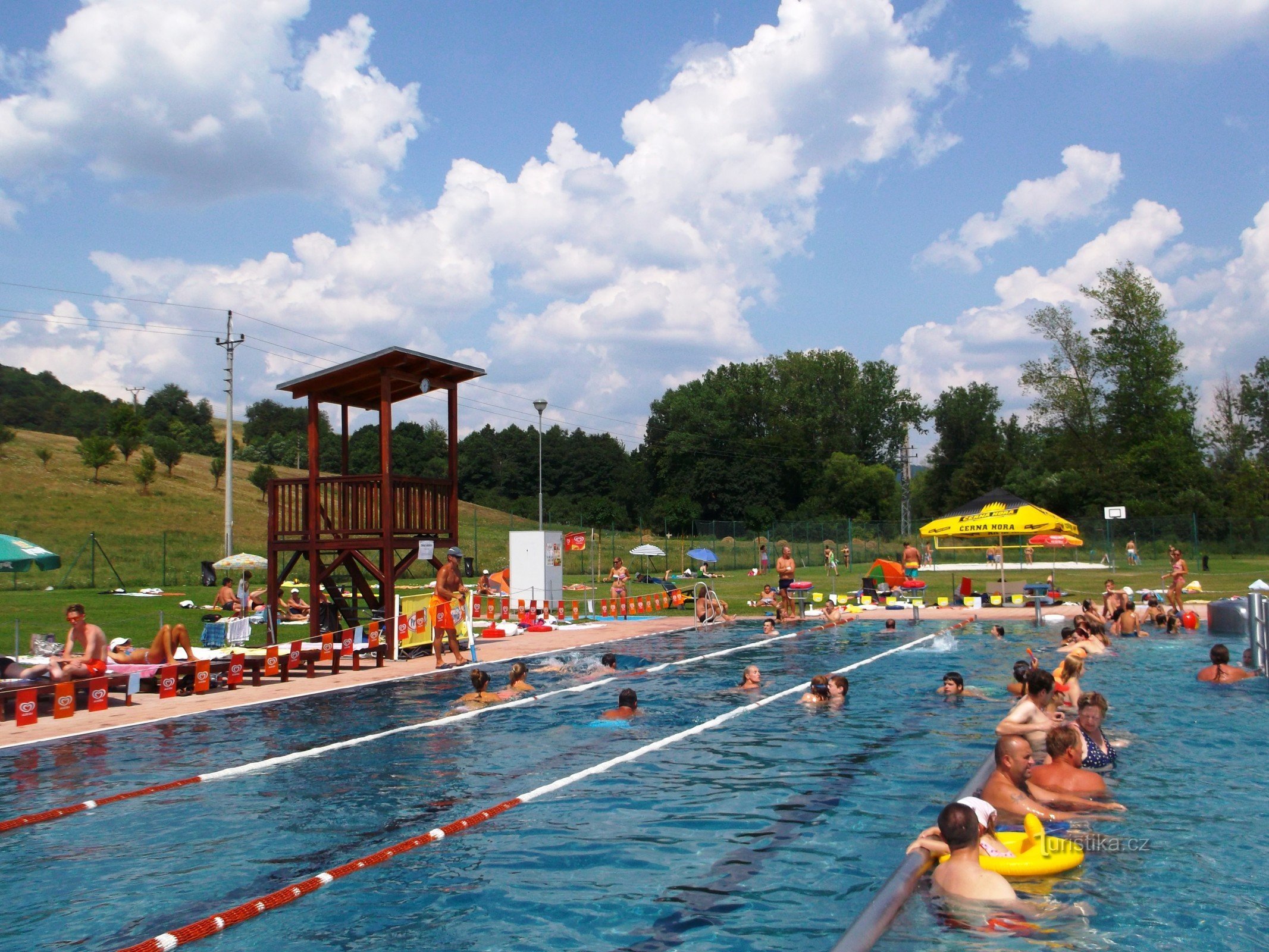 vista de la piscina y parte de la piscina