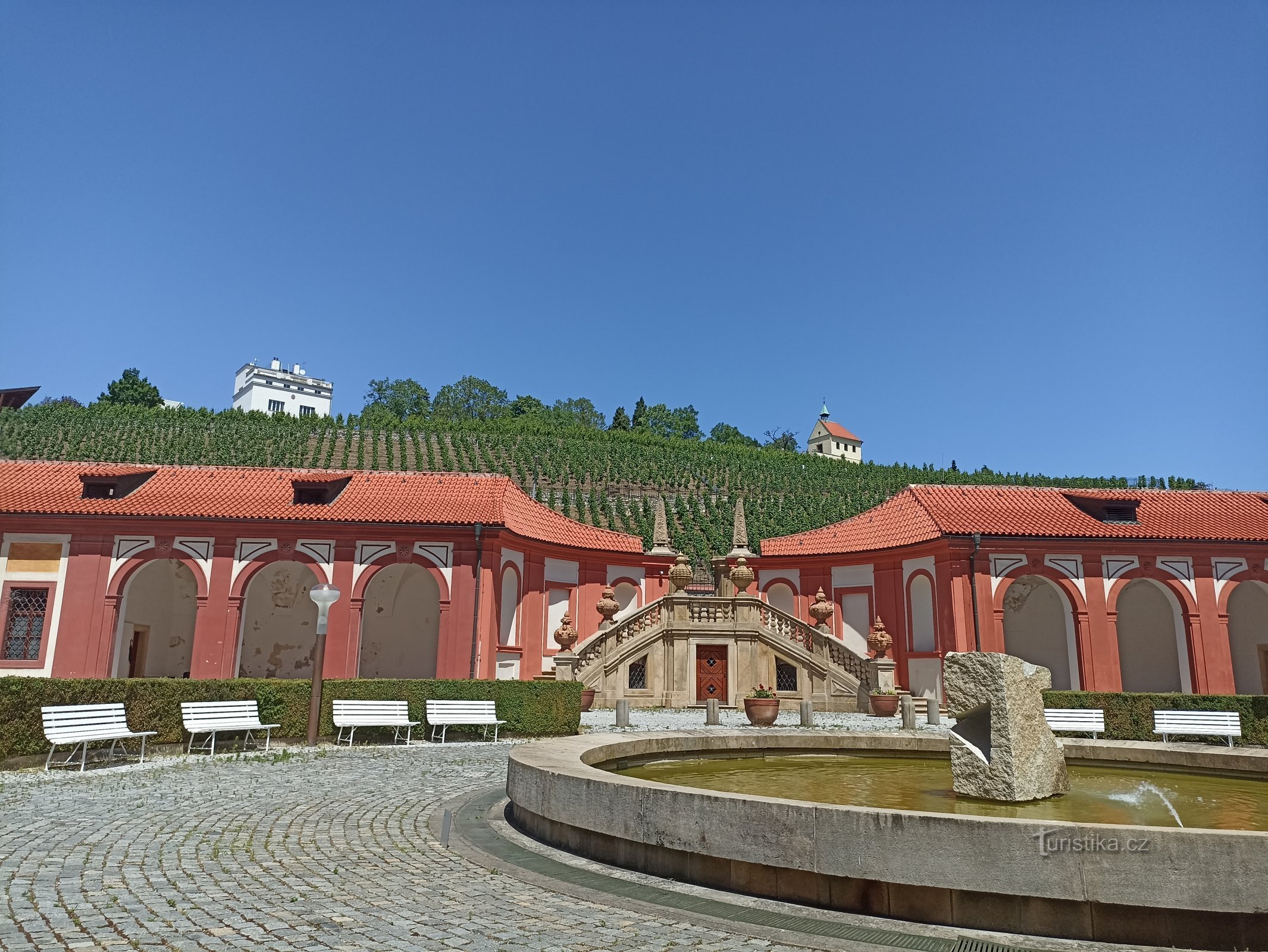 vista de parte del jardín botánico ubicado cerca del castillo