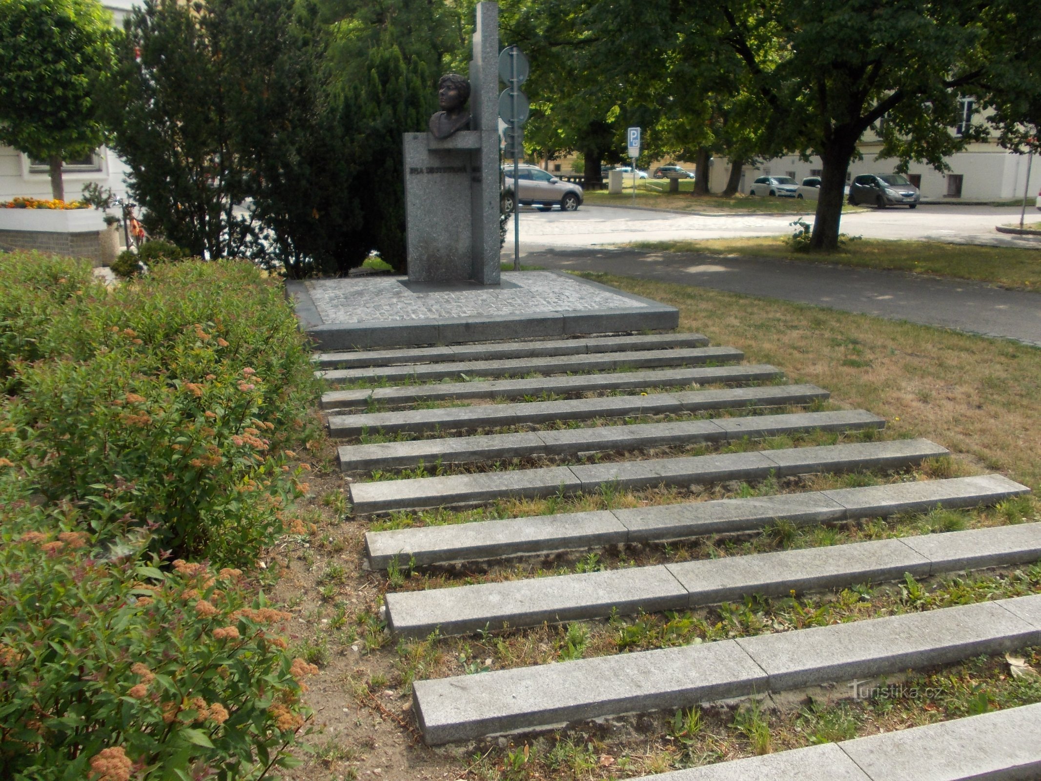 uitzicht op het hele Emma Destinnova-monument