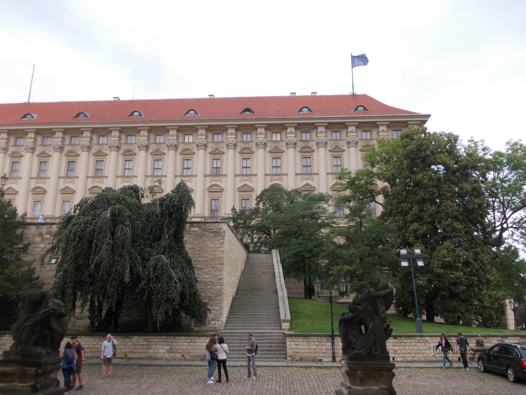 widok na Pałac Černín z Placu Loretańskiego