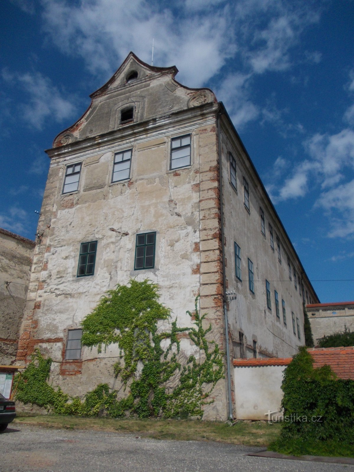 pogled na upajmo, da za zdaj zanikrno stavbo