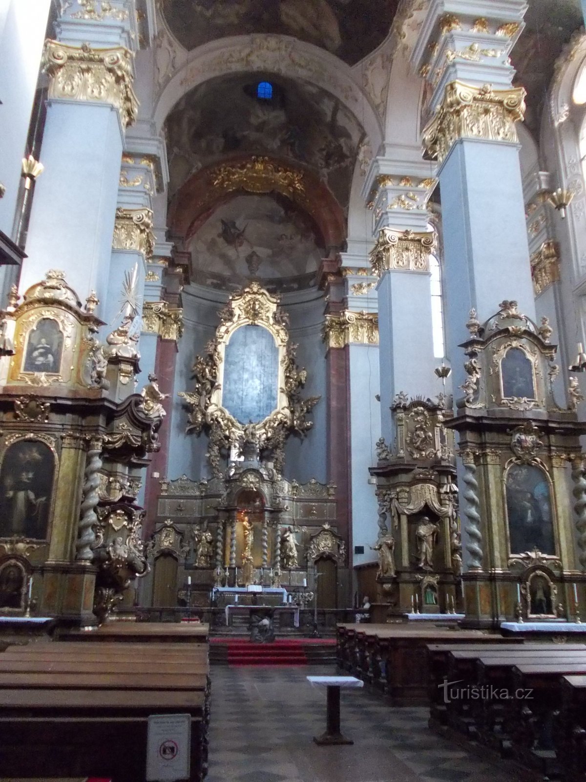 pogled na glavni oltar