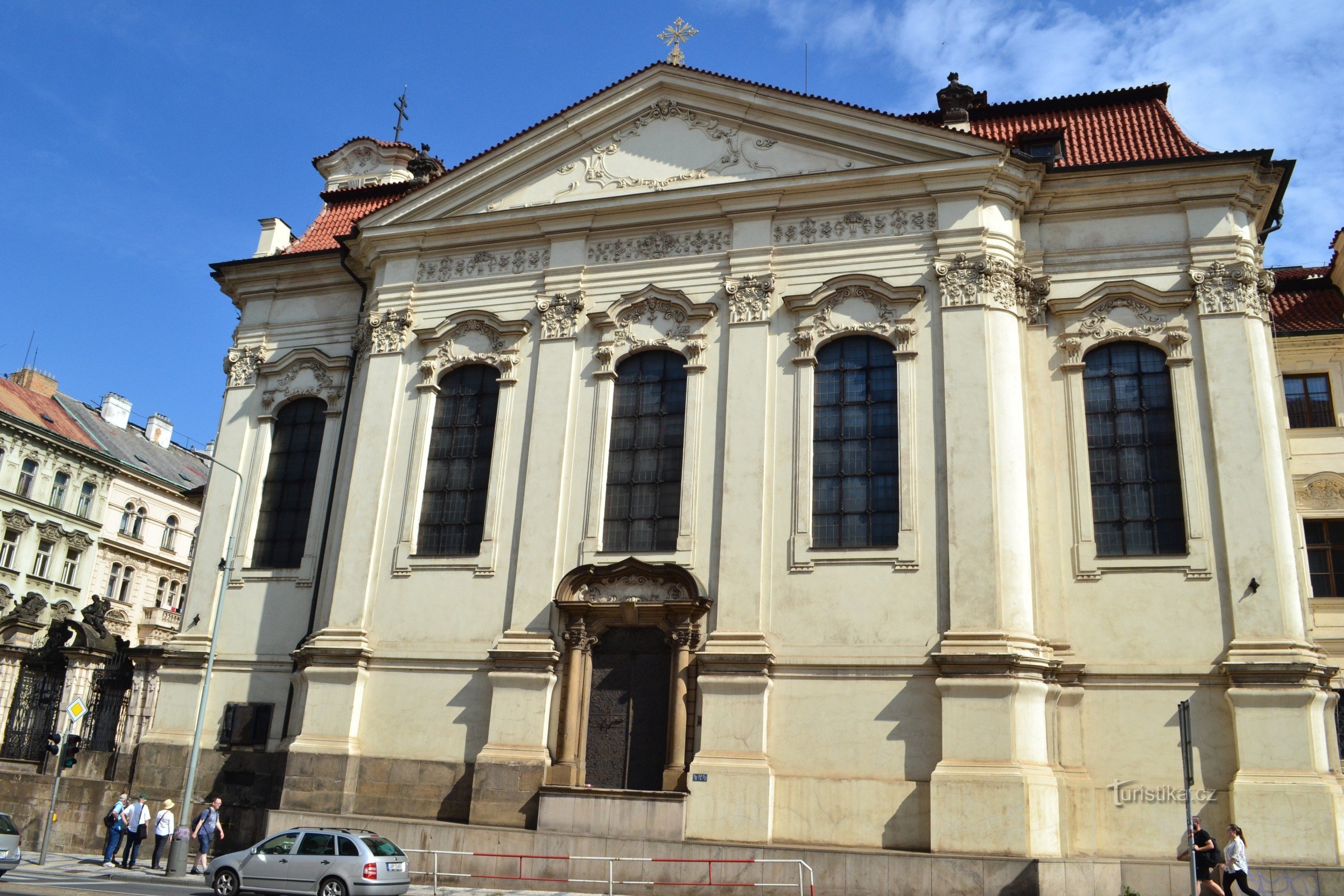 utsikt över kyrkan från den motsatta trottoaren