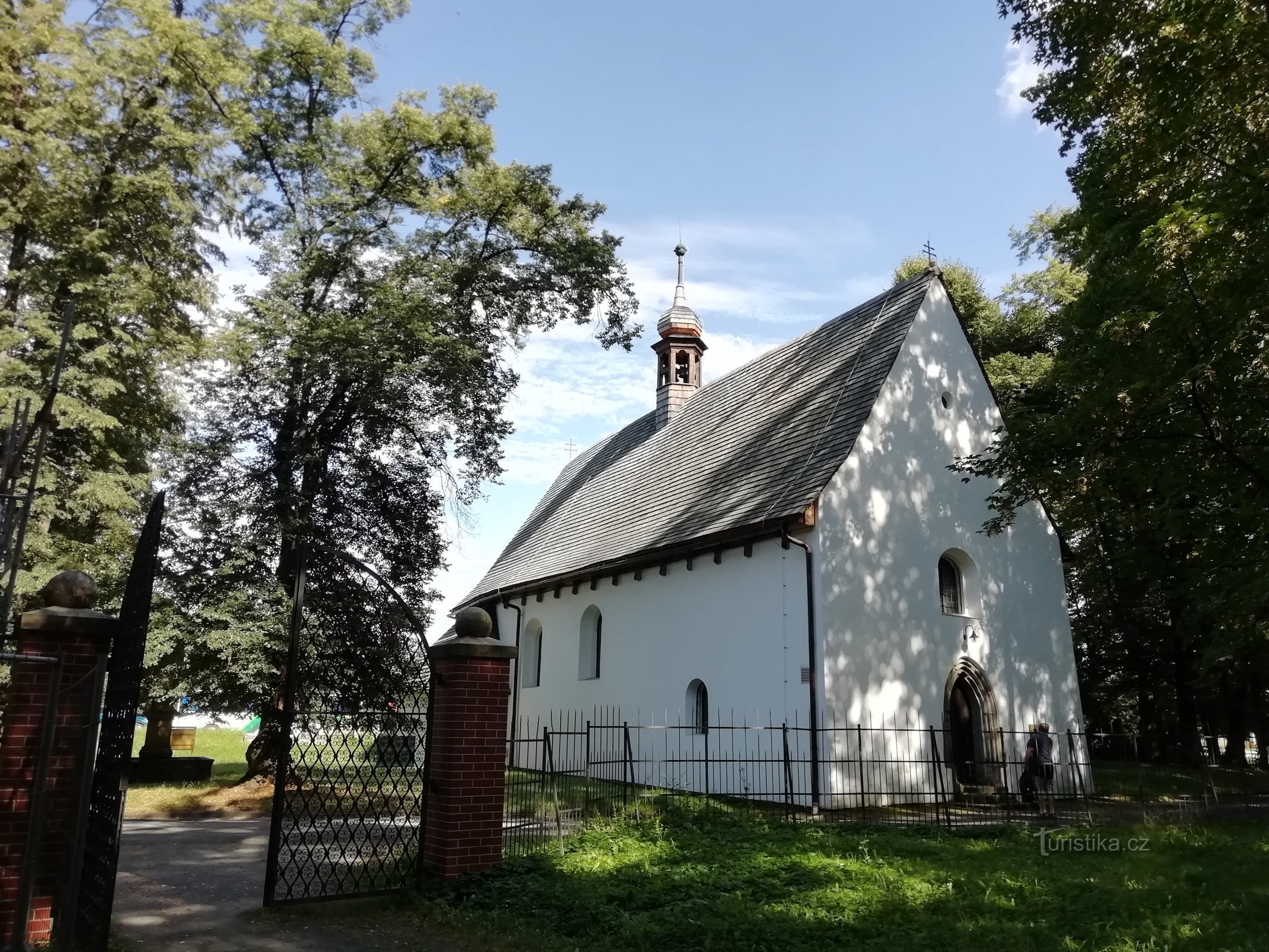 kilátás a templomra a Kinské-kastély melletti parkból