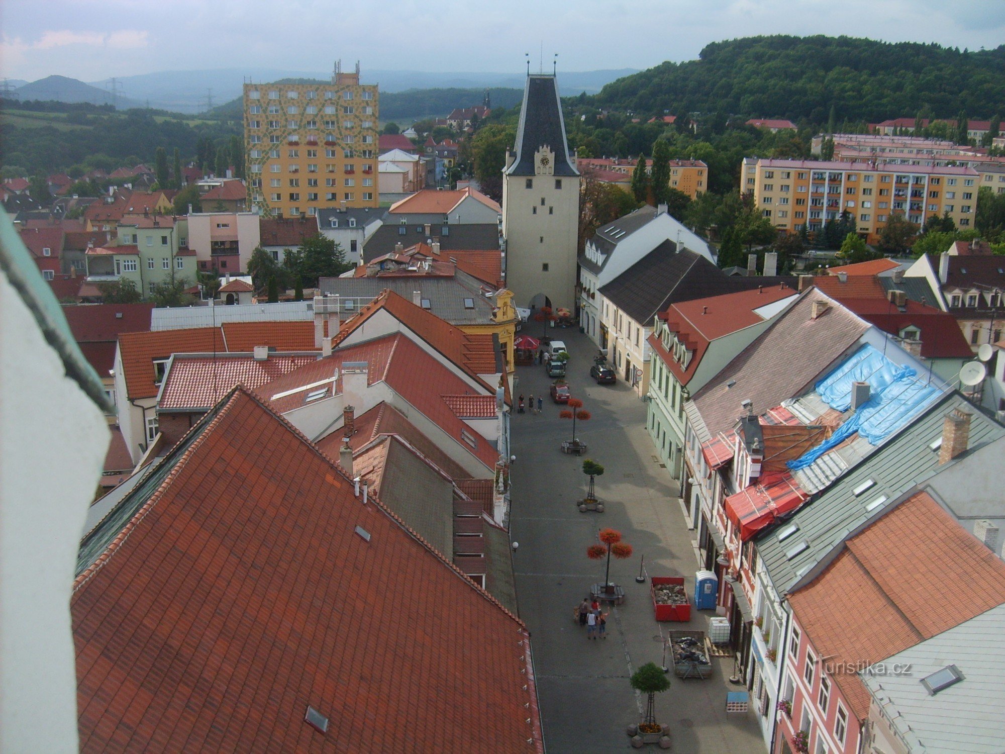 uitzicht op de Mikulov-poort vanaf de toren van het stadhuis