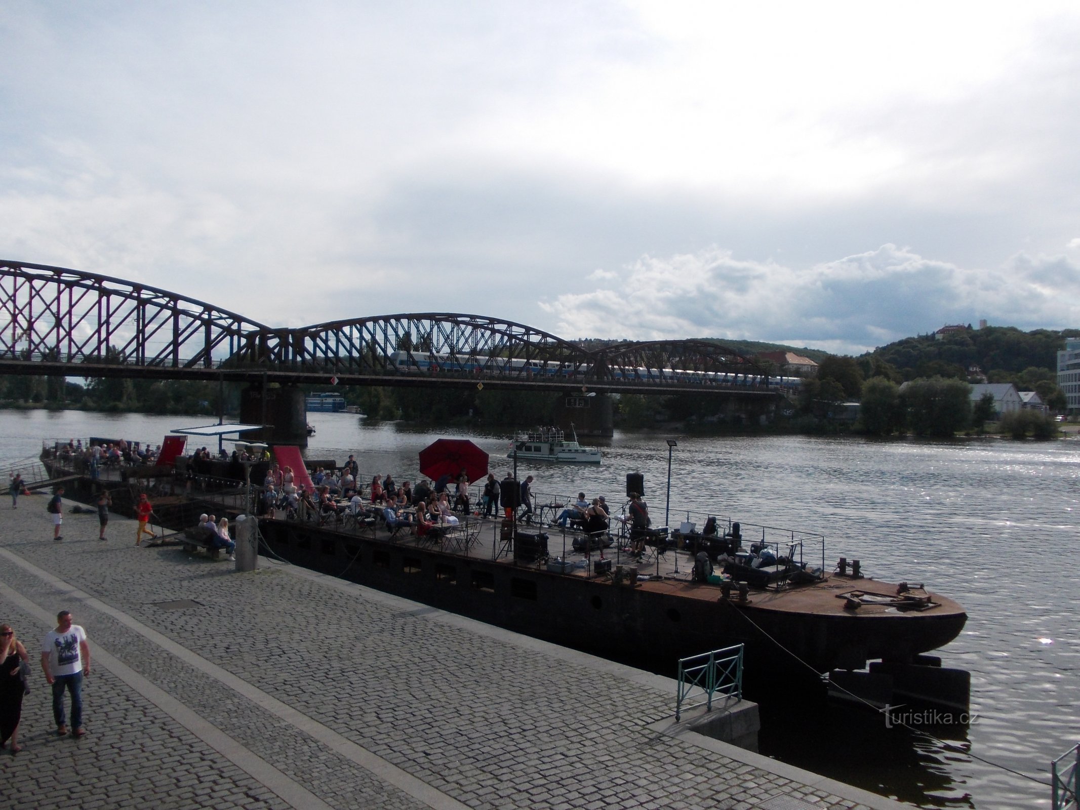pogled na most z Náplavke