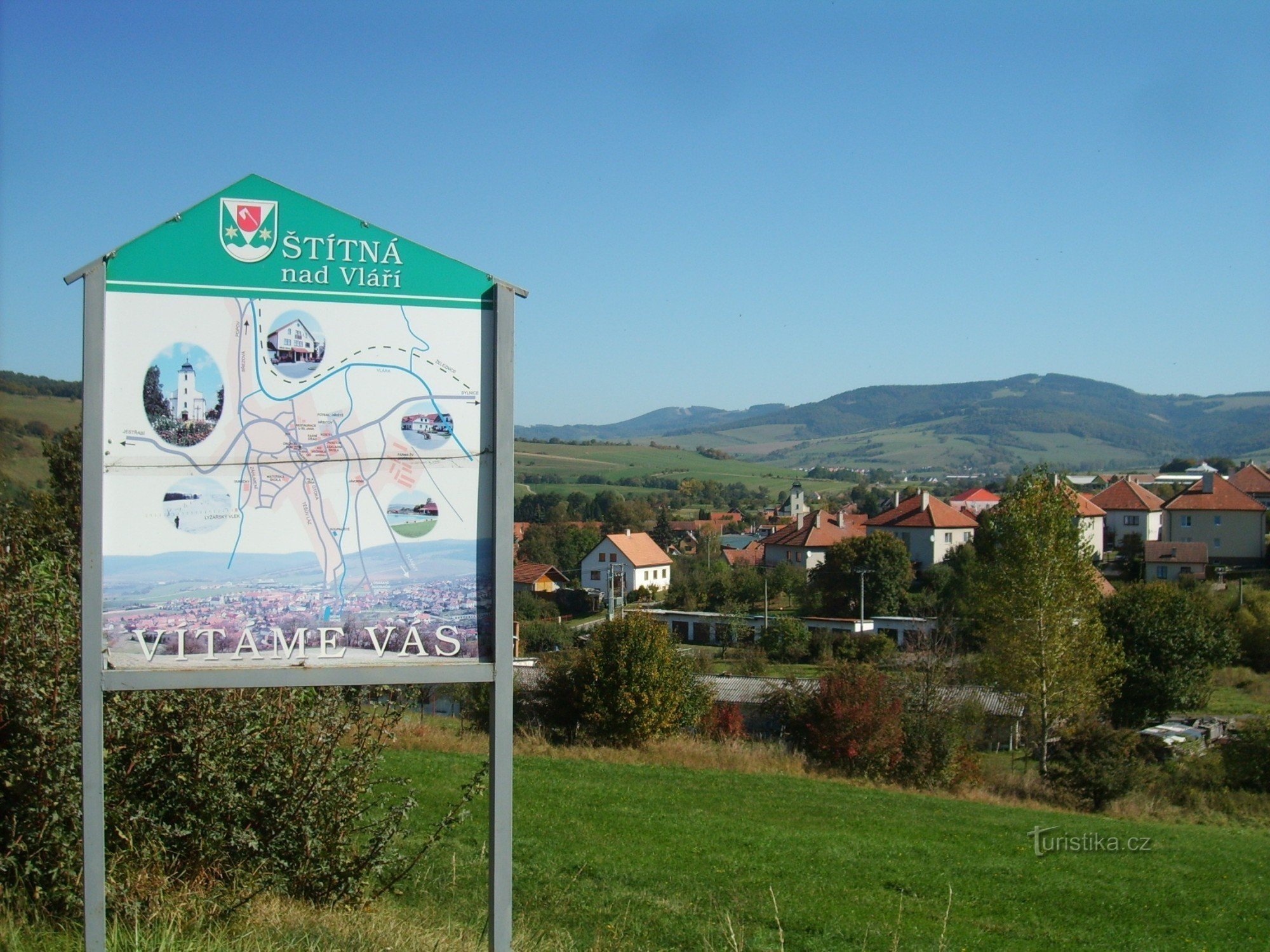 Štítna nad Vláří 村和教堂的景色