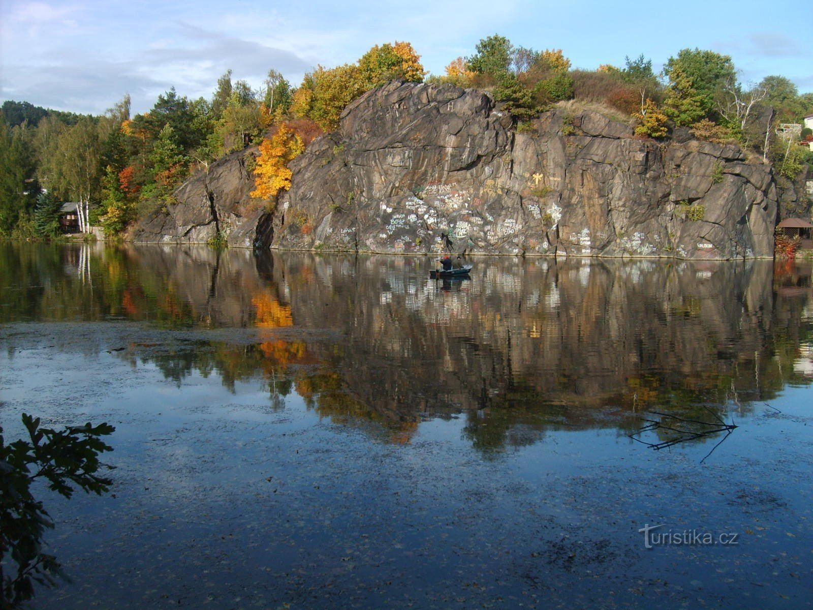 vue sur le rocher au bord de la rivière