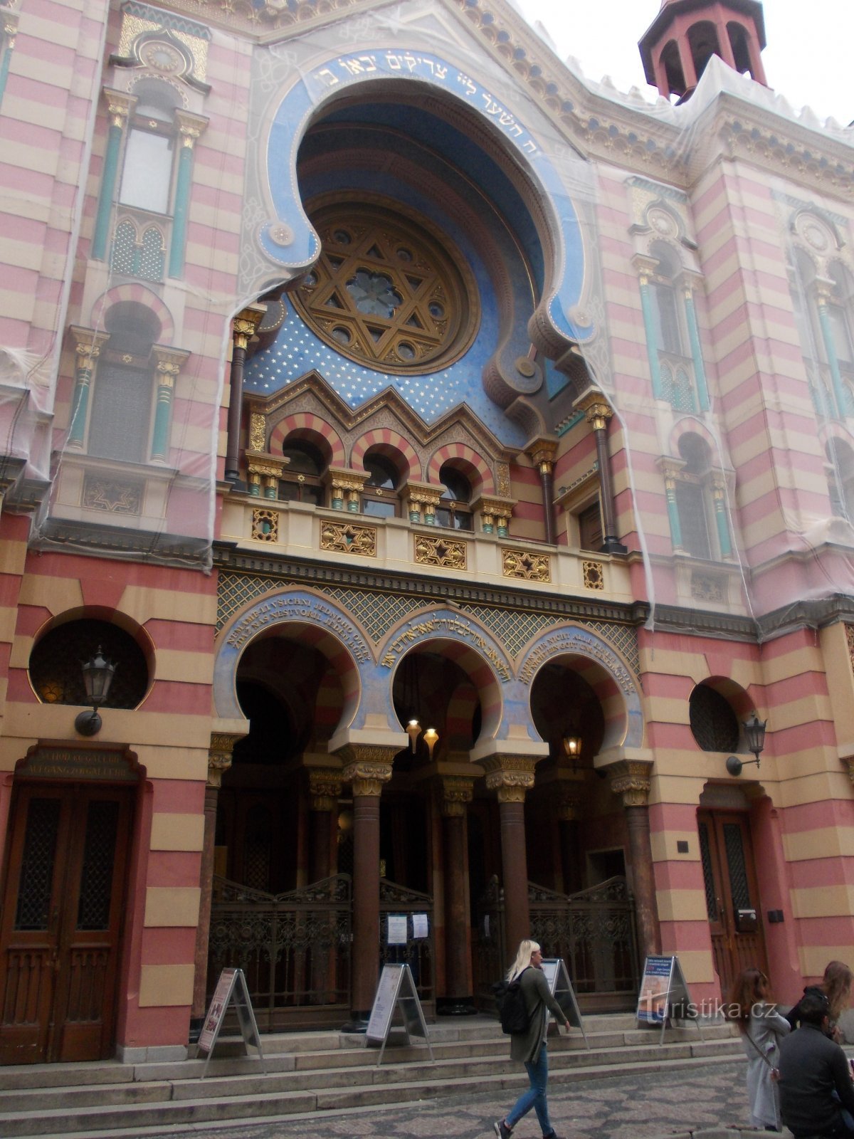 pohľad na synagógu z chodníka
