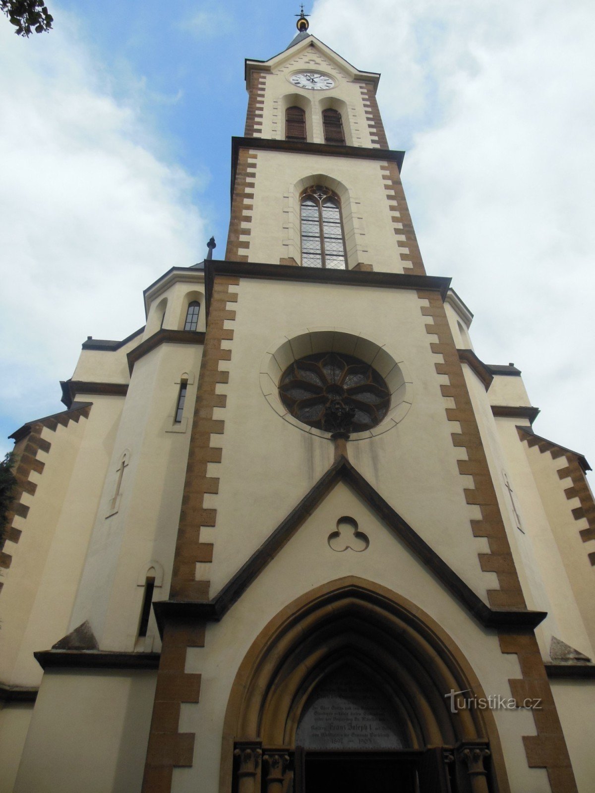 pohľad na vežu kostola