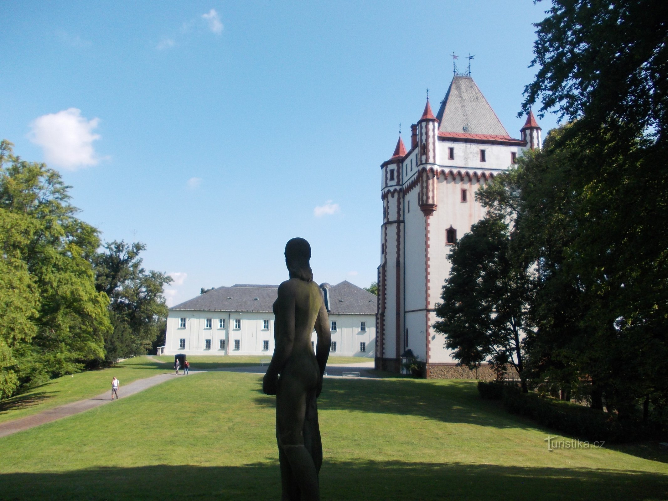 vedere la castel și turn