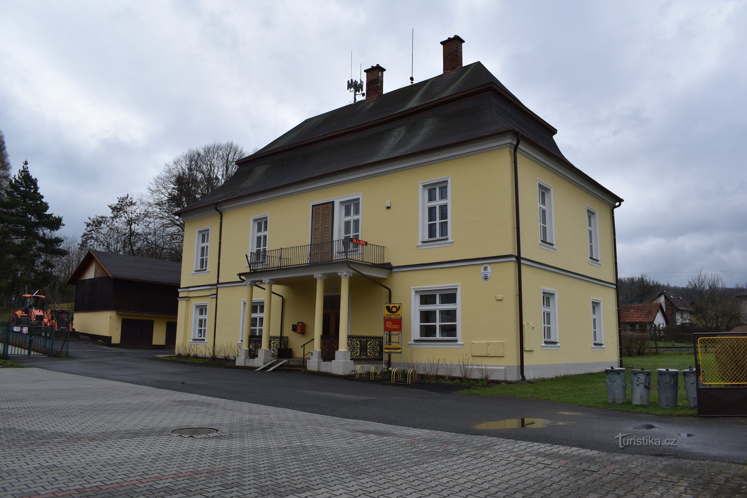 Blick von der Kirche auf das Schloss