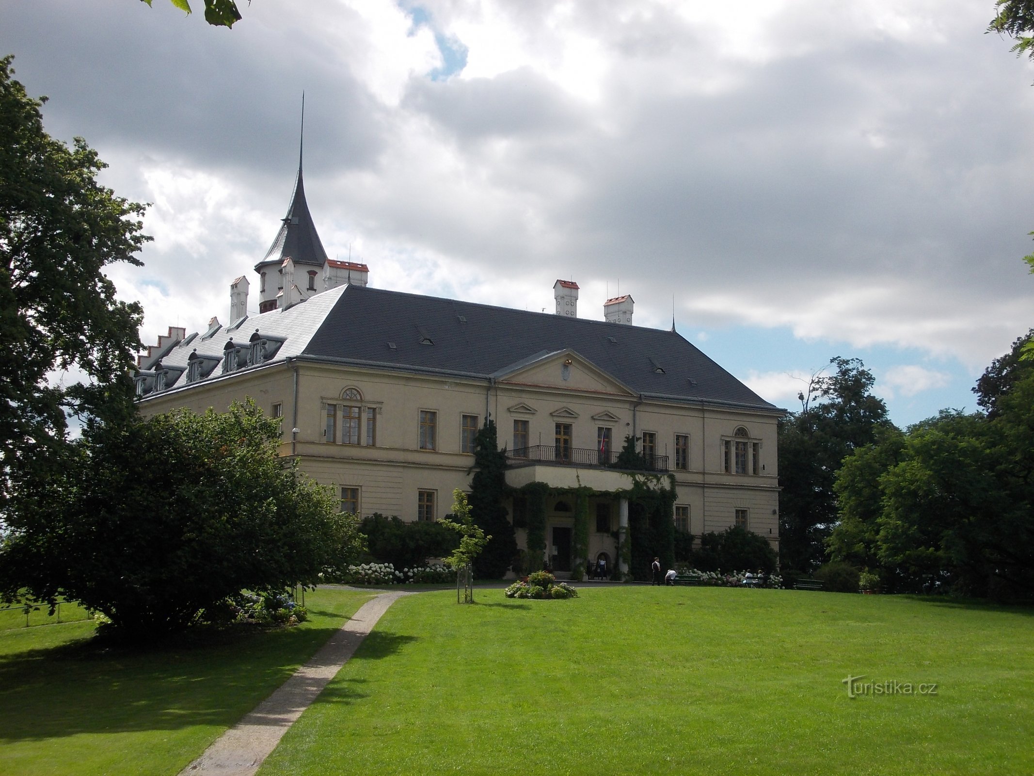 pohľad na zámok od oranžérie
