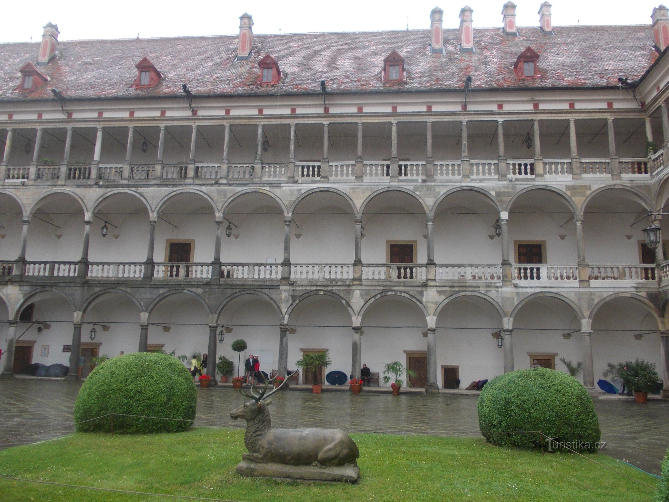 Blick auf das Schloss von der Treppe zum Park