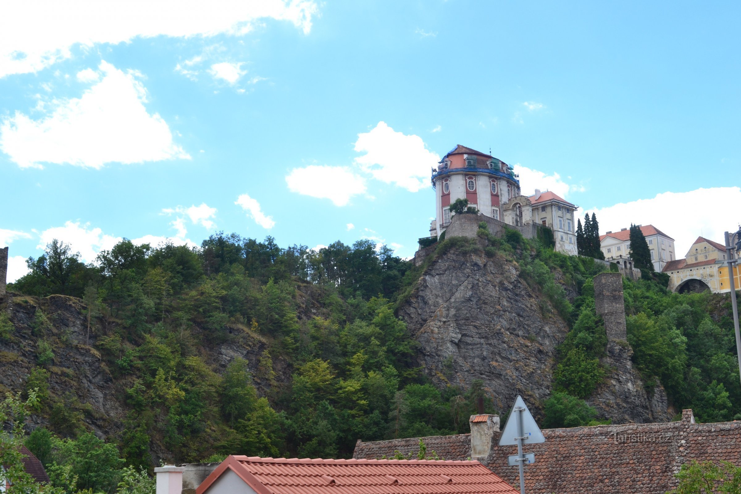 pogled na dvorac iz grada