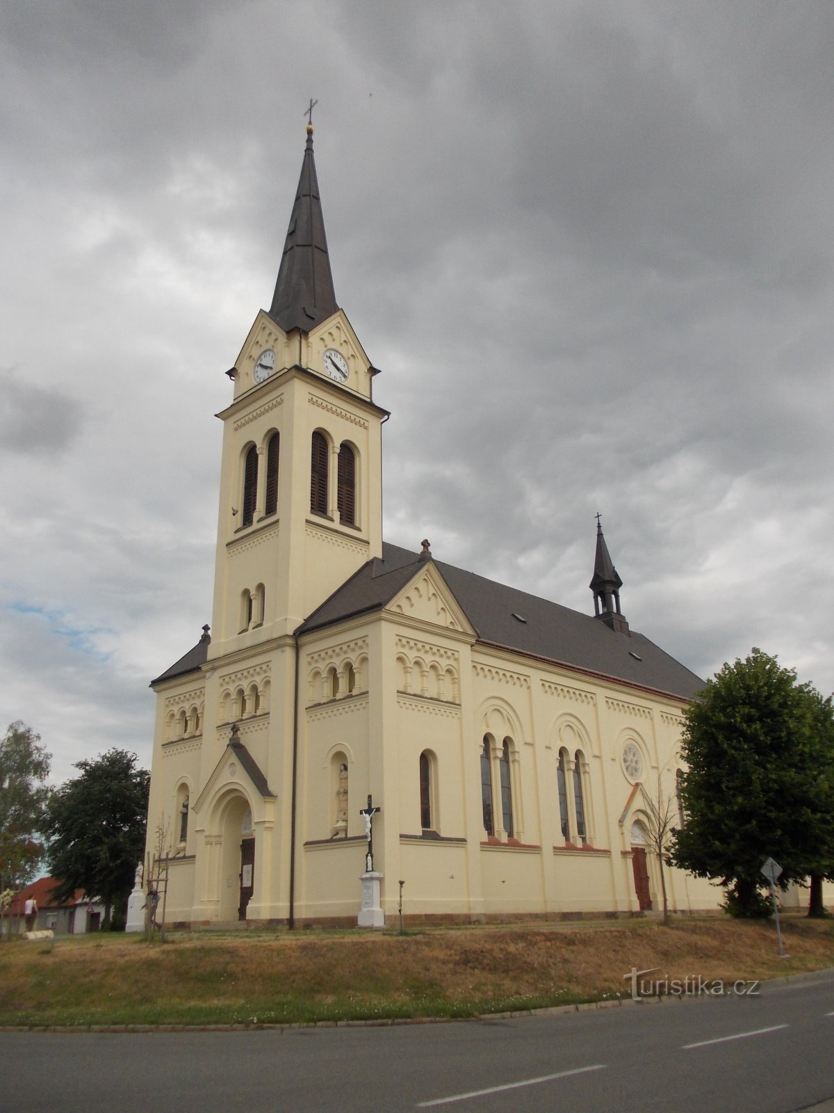 pohľad od cesty na pekne upravený kostol