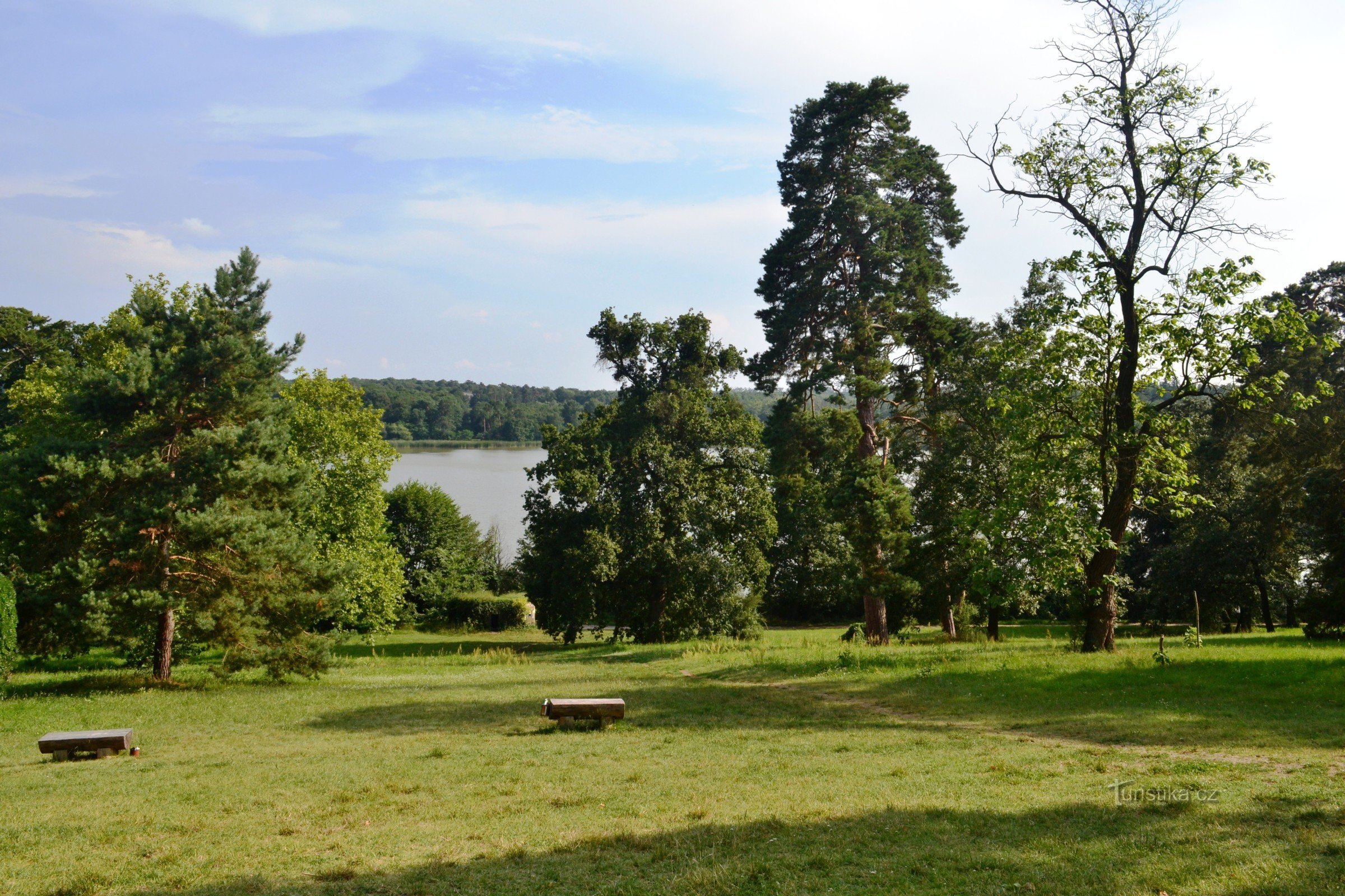 uitzicht vanaf het kasteel op de Prostredný-vijver