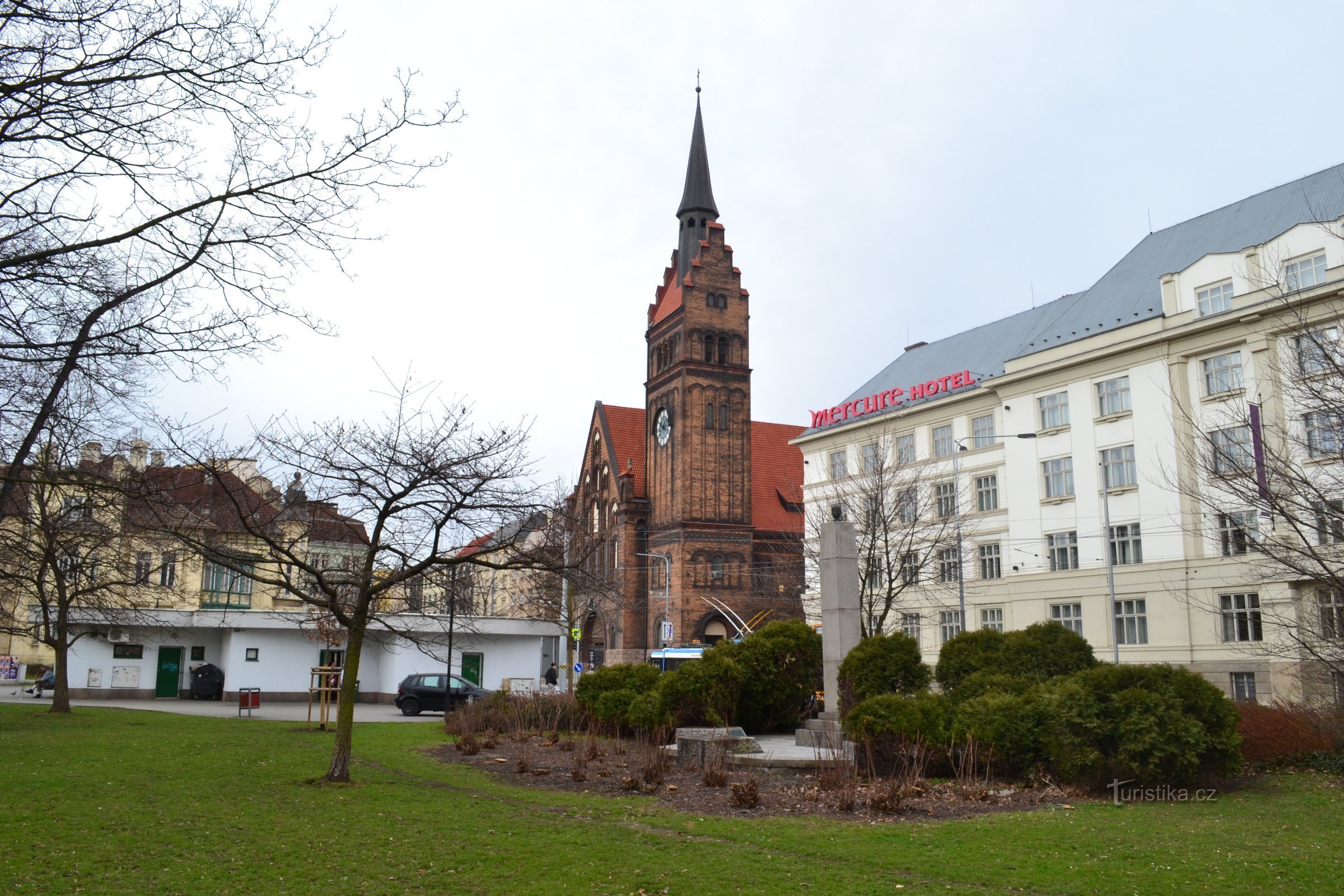 udsigt fra parken af ​​kirken og hotellet