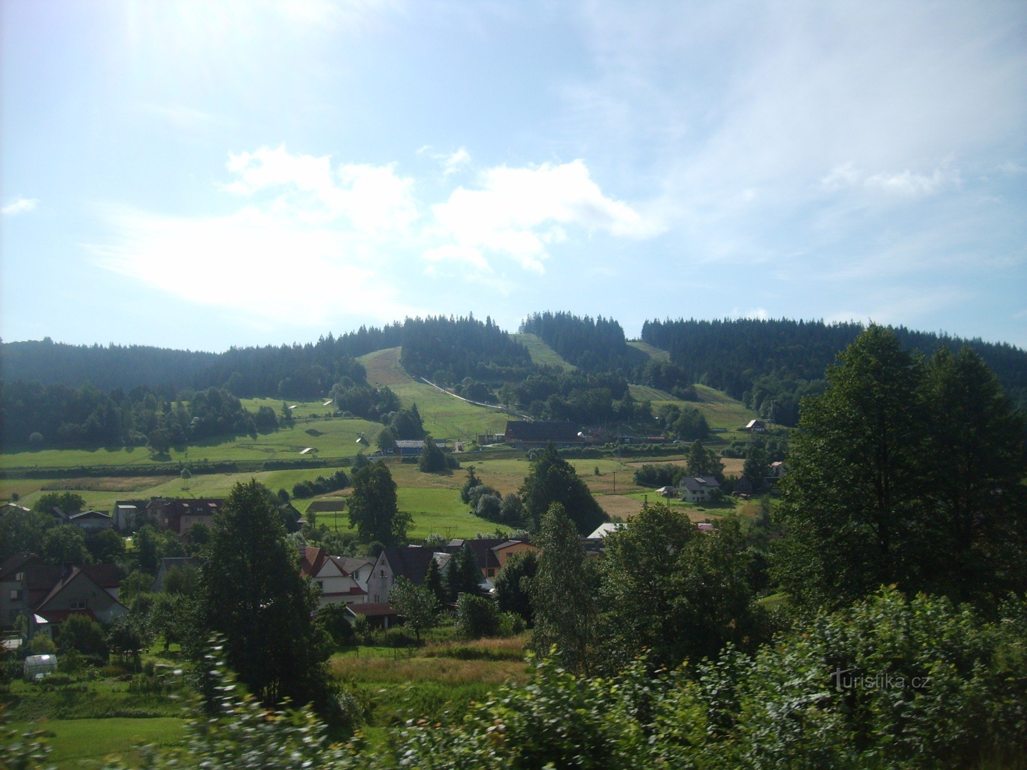 vue depuis le train de l'hôtel Grun, les pistes et la piste de bobsleigh