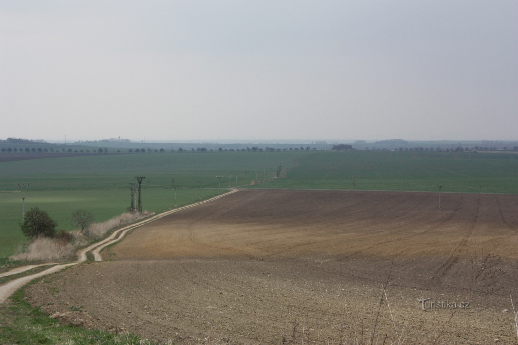 Mover desde Předina a la carretera de campo con el monumento