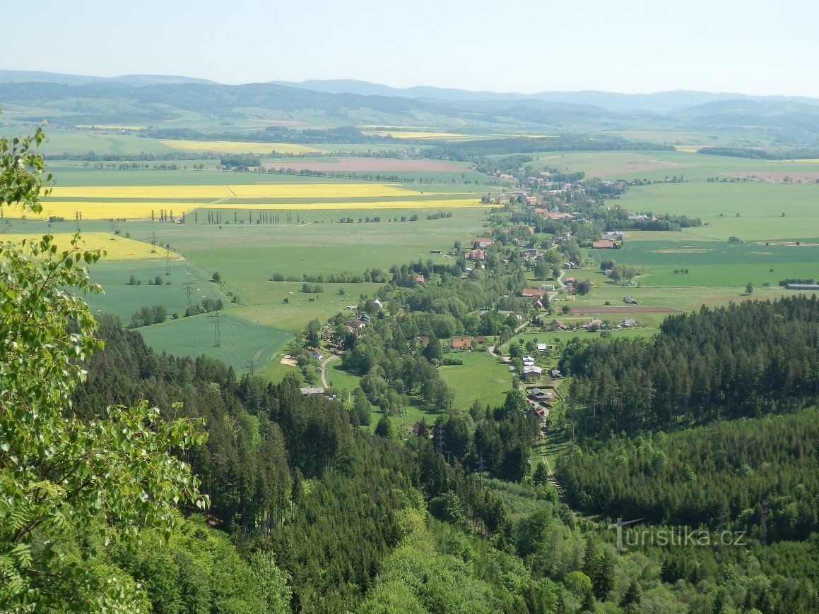 Blick auf das Broumovská-Becken, unter uns Martínkovice