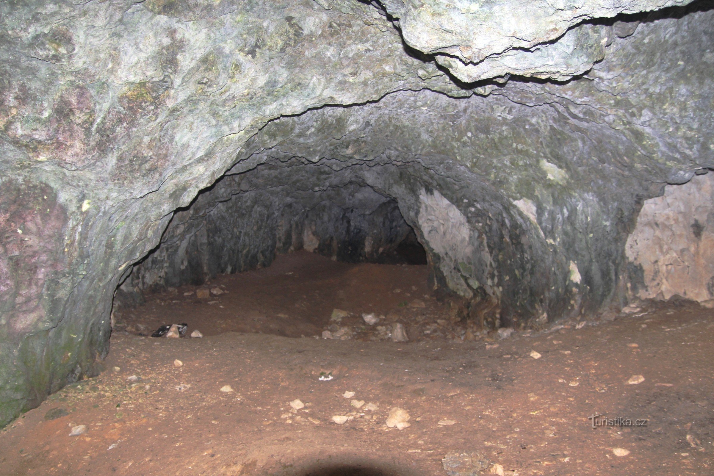 Kijk in de hoofdgang van de grot