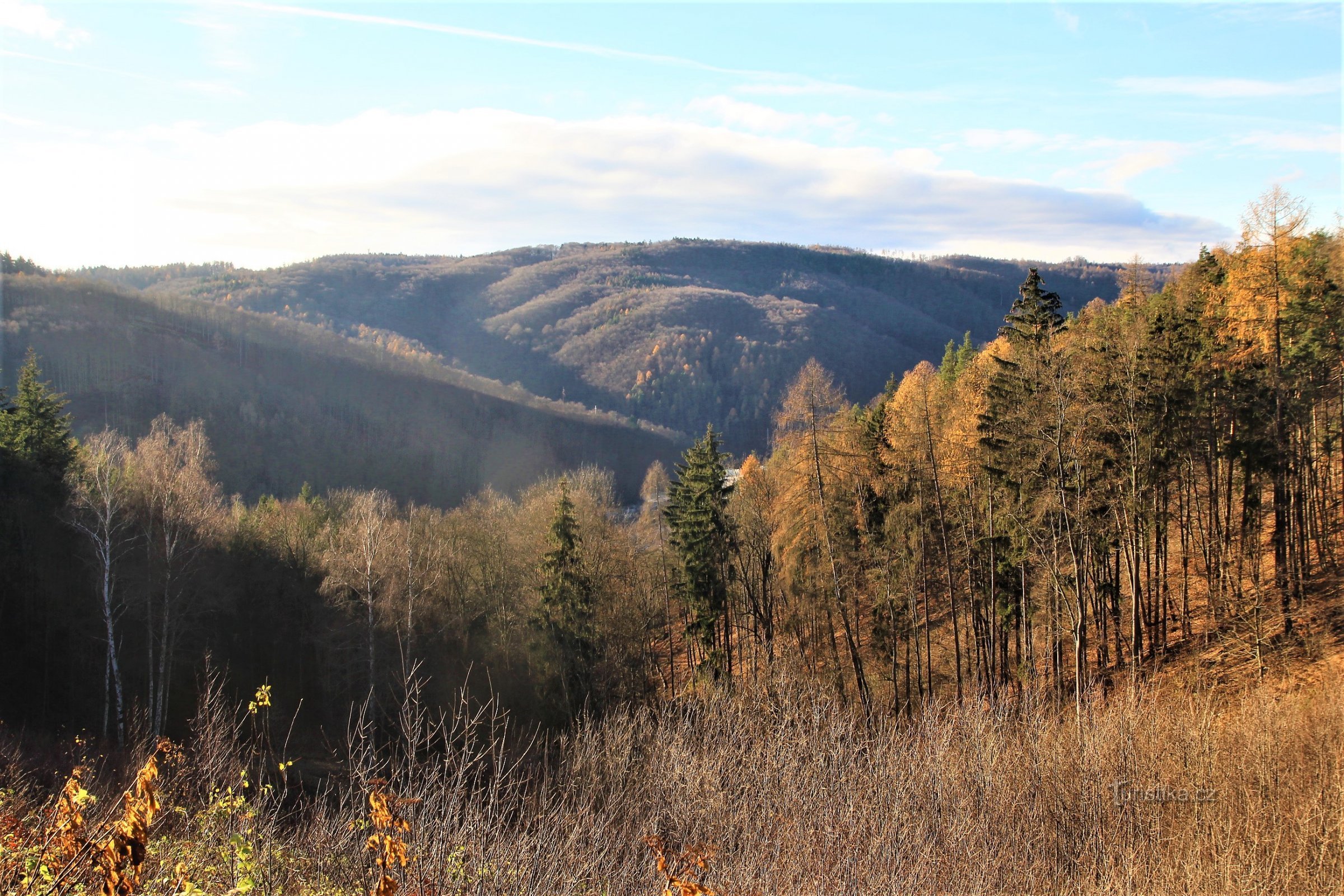 Una vista del profundo valle del río Svitava sobre el monumento a los silvicultores caídos