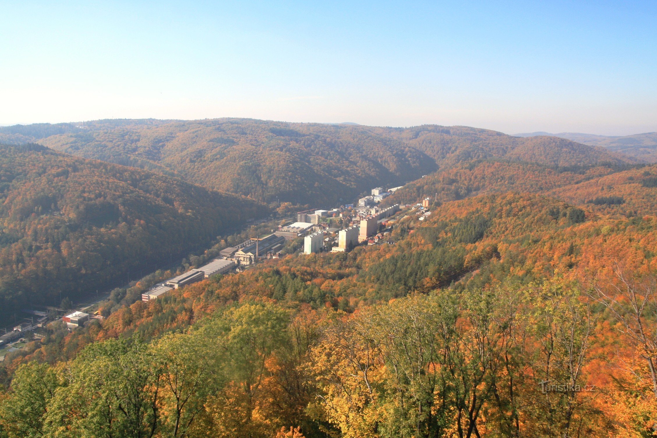 Una vista del profundo valle del río Svitava desde la torre de vigilancia Alexander sobre Adamov