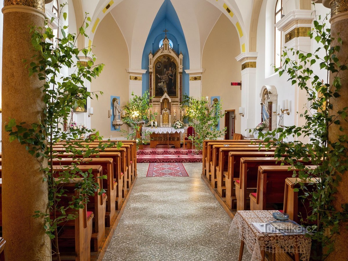 Une vue de l'intérieur de l'église de Chromeč