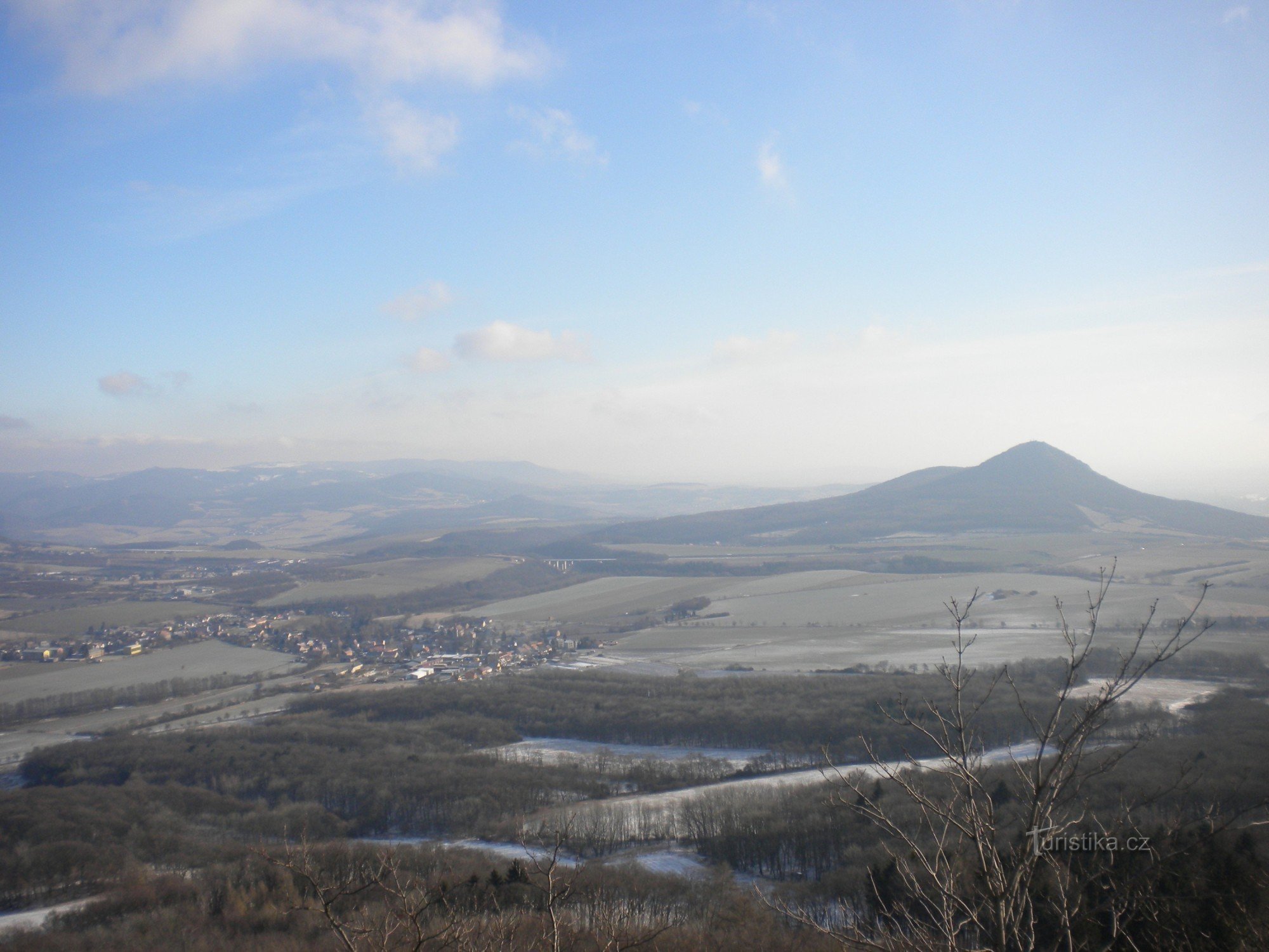 从奥斯特里城堡向东看该地区。 前景中的 Lovoš 山。