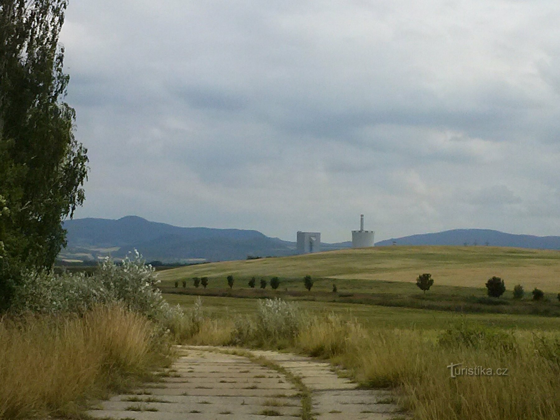 Een uitzicht op het landschap, de torens van de energiecentrale Chotějovice gluren naar buiten