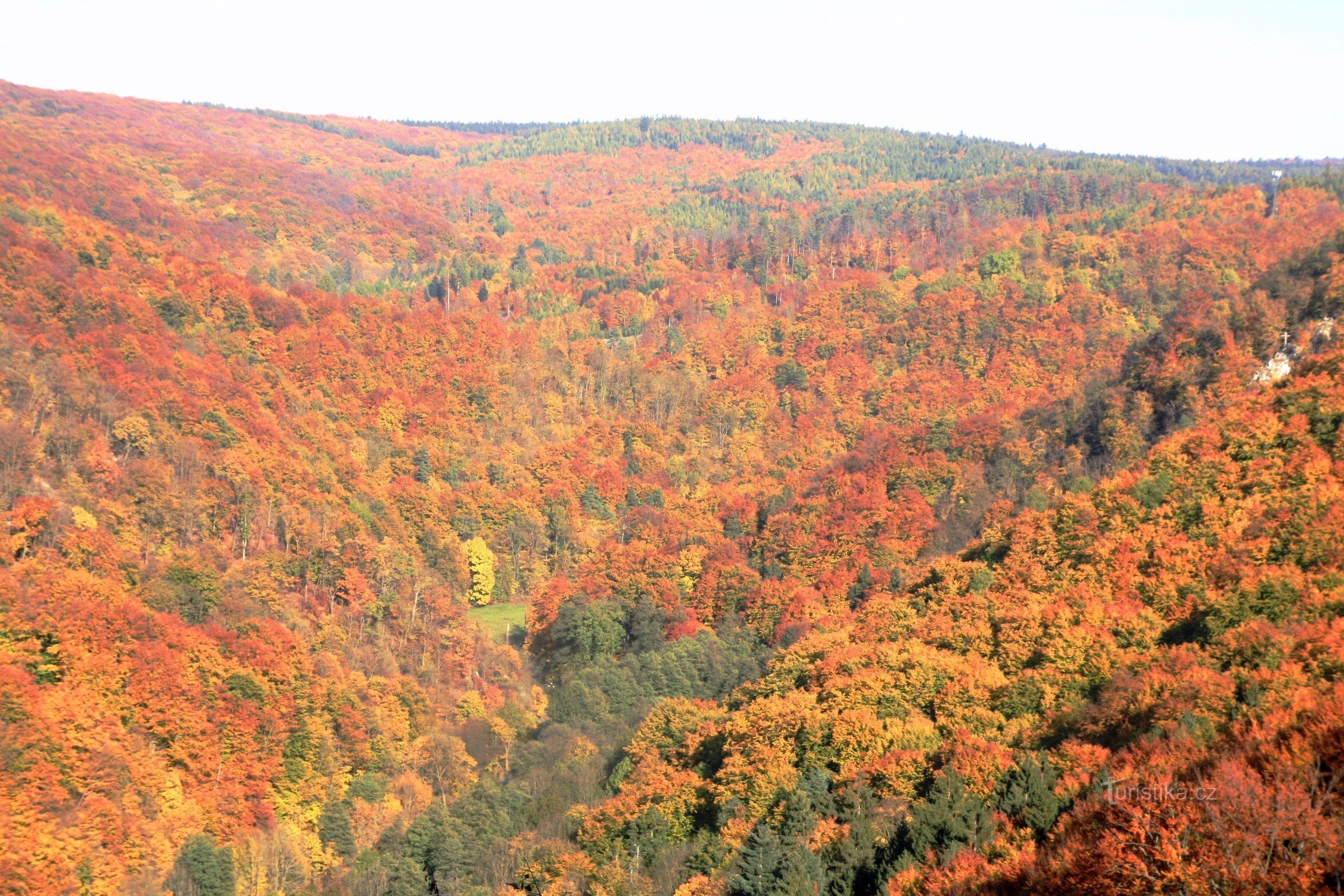 Vedere la Křtinské údolí în vecinătatea Býčí skála