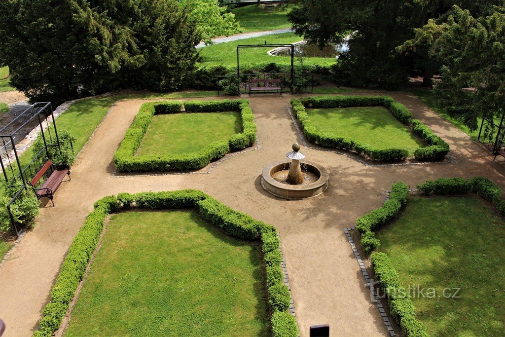 Uitzicht op het park vanuit het kasteelraam