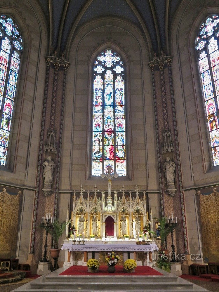 pogled na prezbiterij s glavnim oltarom
