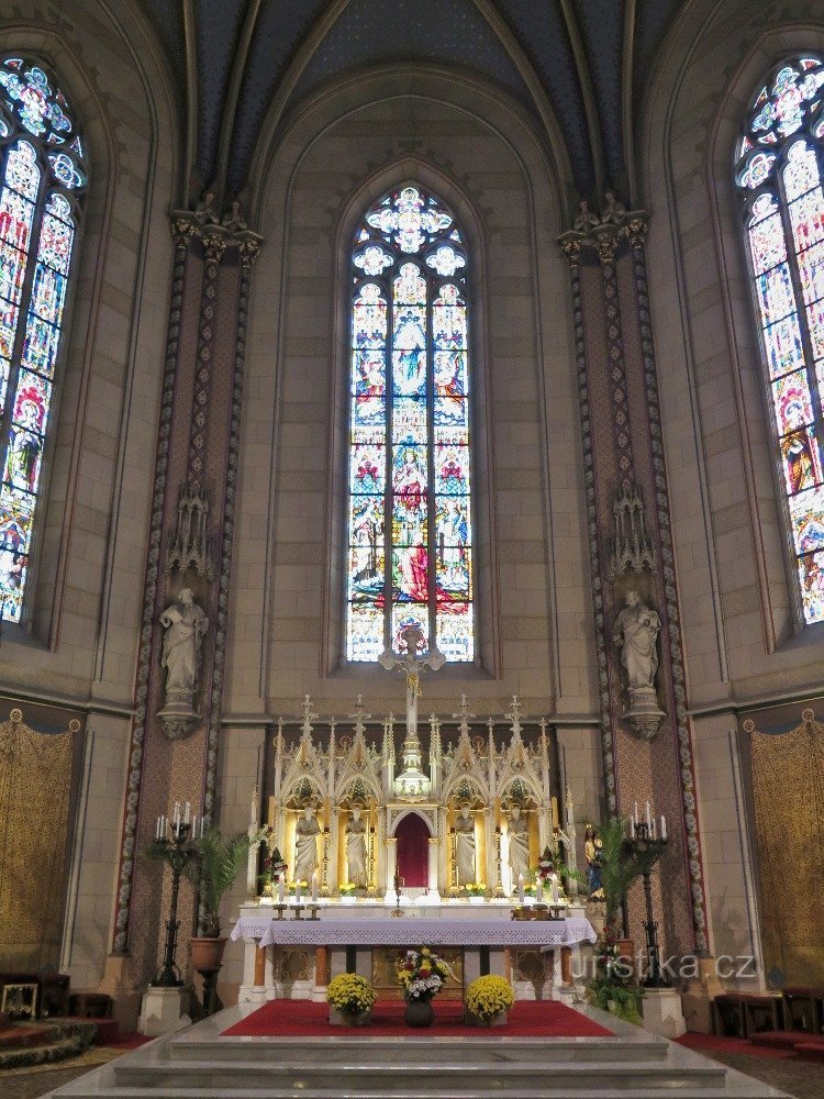 vista do presbitério com o altar-mor