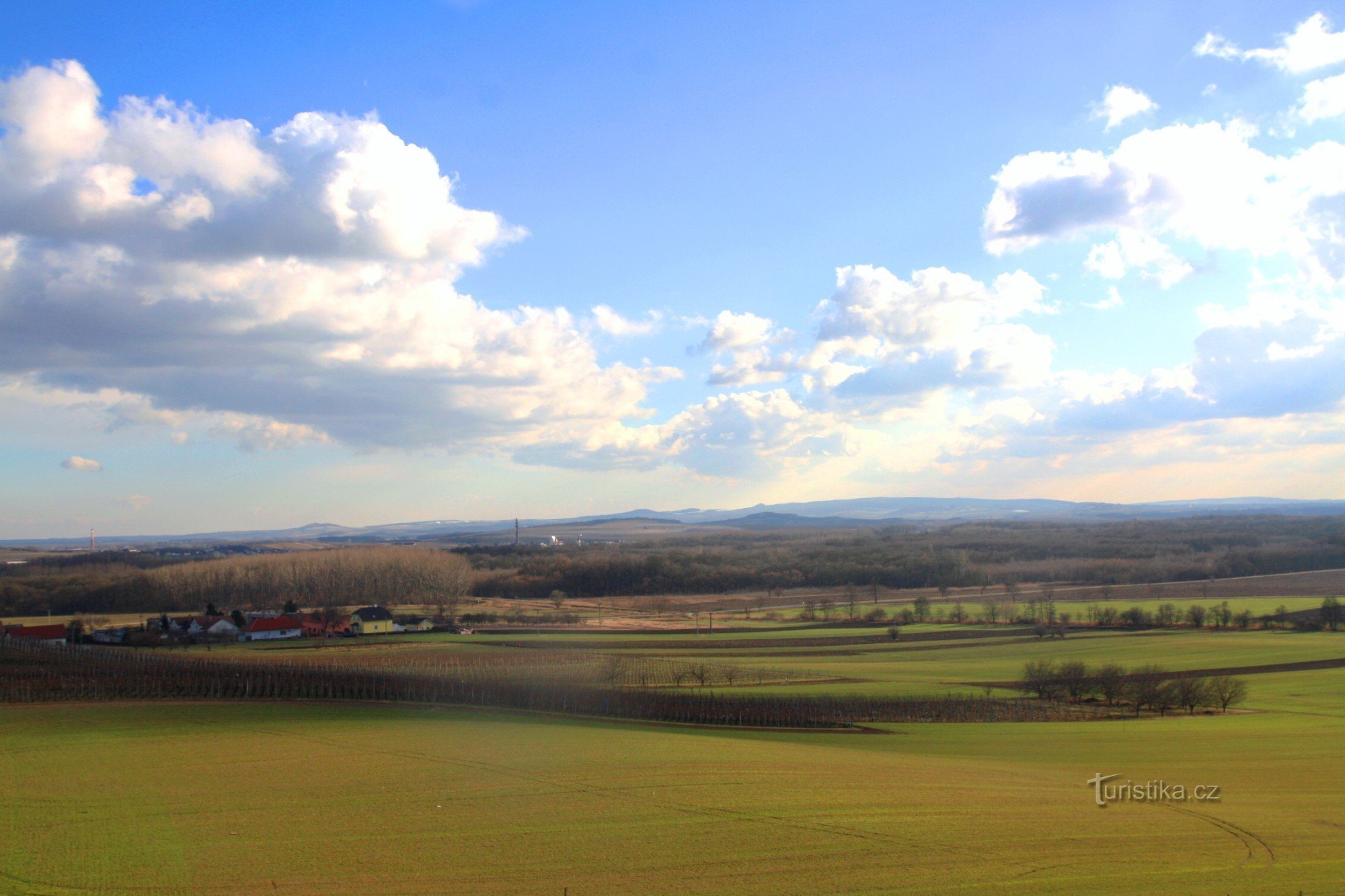 Vue sur l'Autriche sur la crête de Galgenberg et le château de Falkenstein