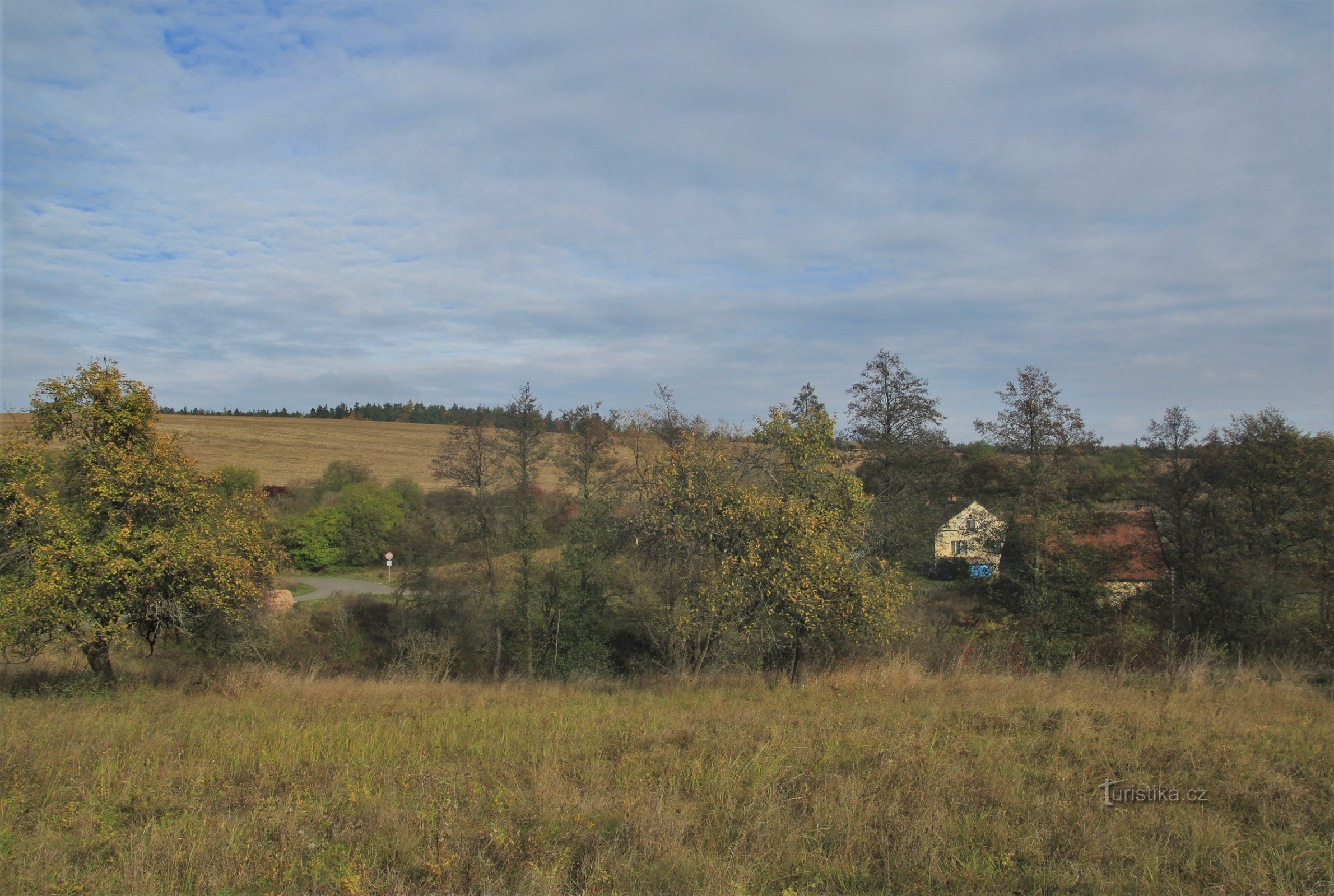 Widok na dolinę w dolnej części osady