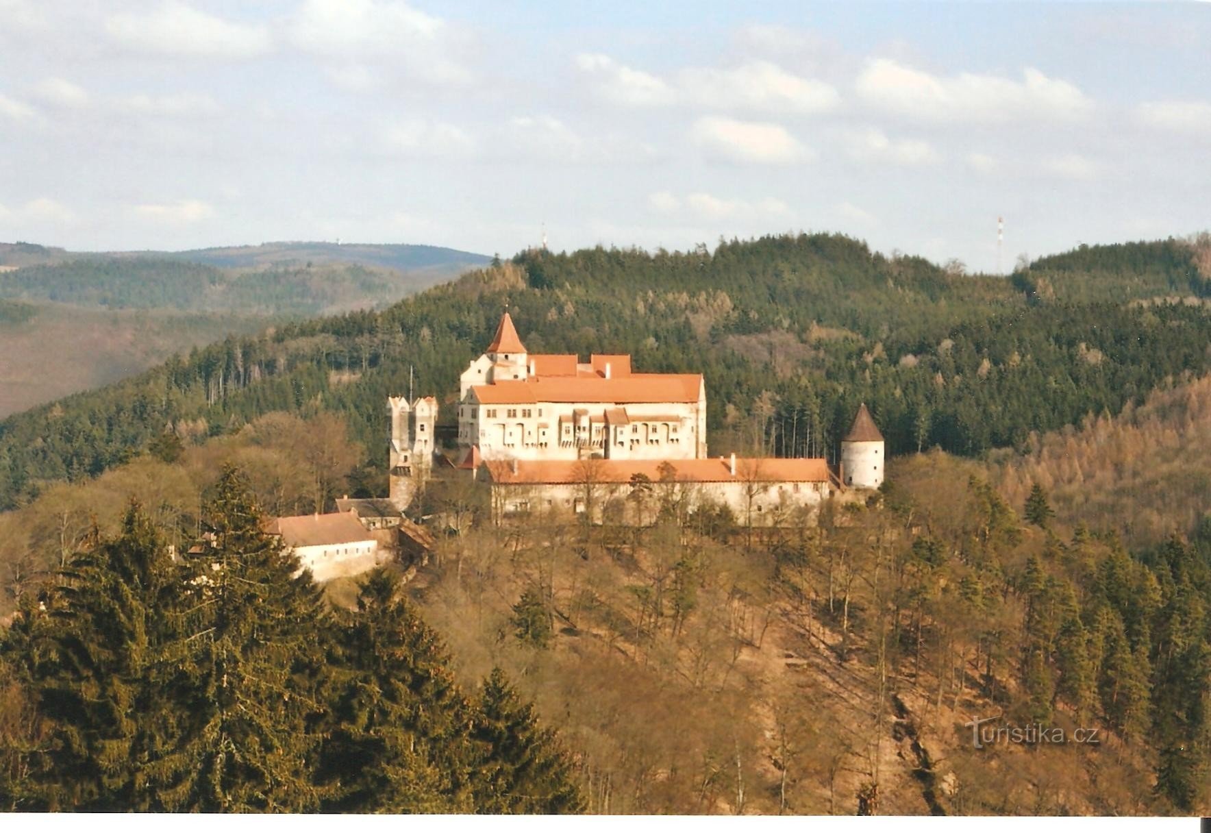 Blick auf das Nedvědičky-Tal und die Burg Pernštejn