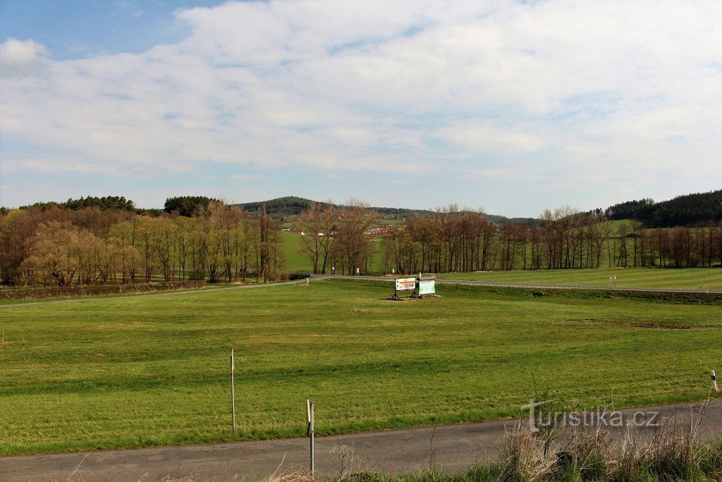 Uitzicht op de Ostružná-vallei met de Hostidráž-berg op de achtergrond