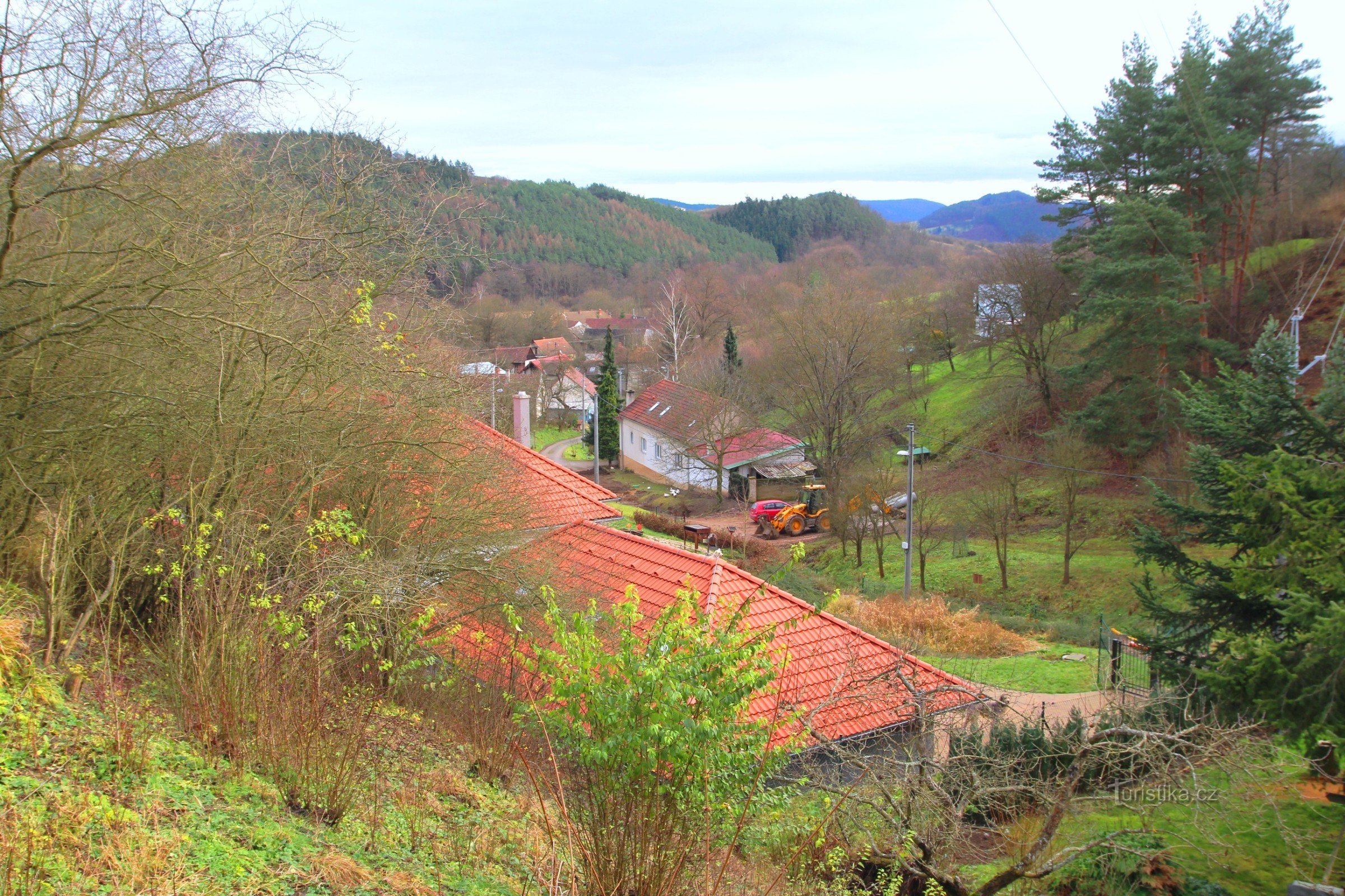 Utsikt över bäckdalen i byn Újezd ​​​​nära Tišnov