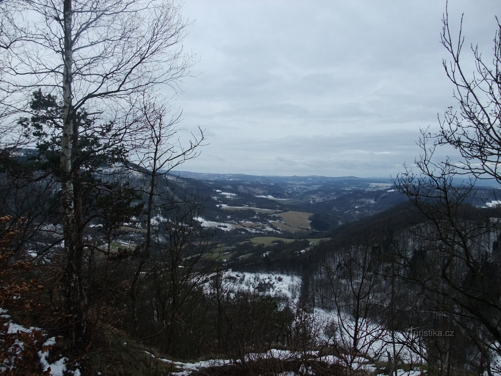 Blick auf das Tal des Flusses Ohře