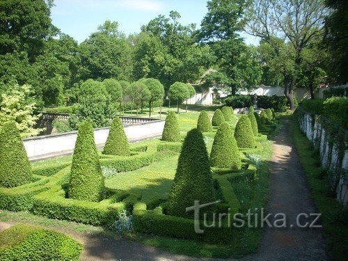 Vista del jardín principesco del castillo.