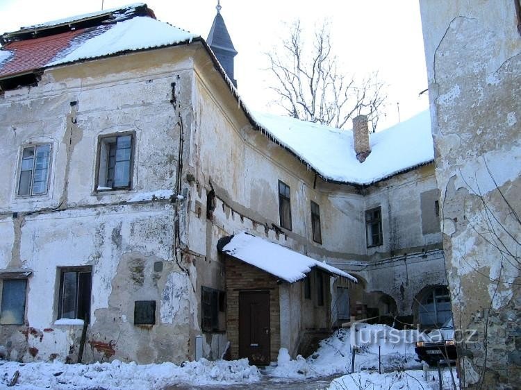 Une vue de la cour du château