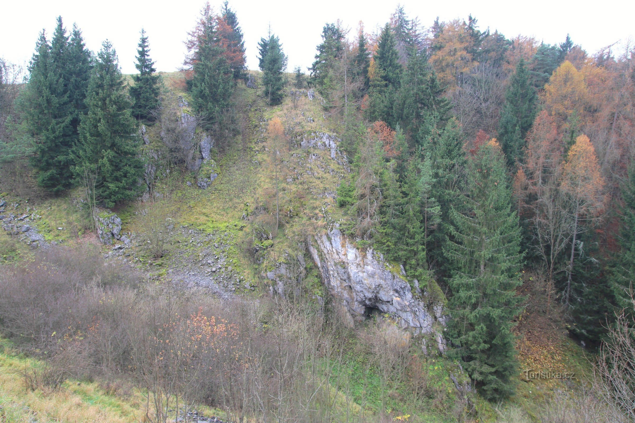 Pohled do žlíbku Kamenec se vchodem do jeskyně