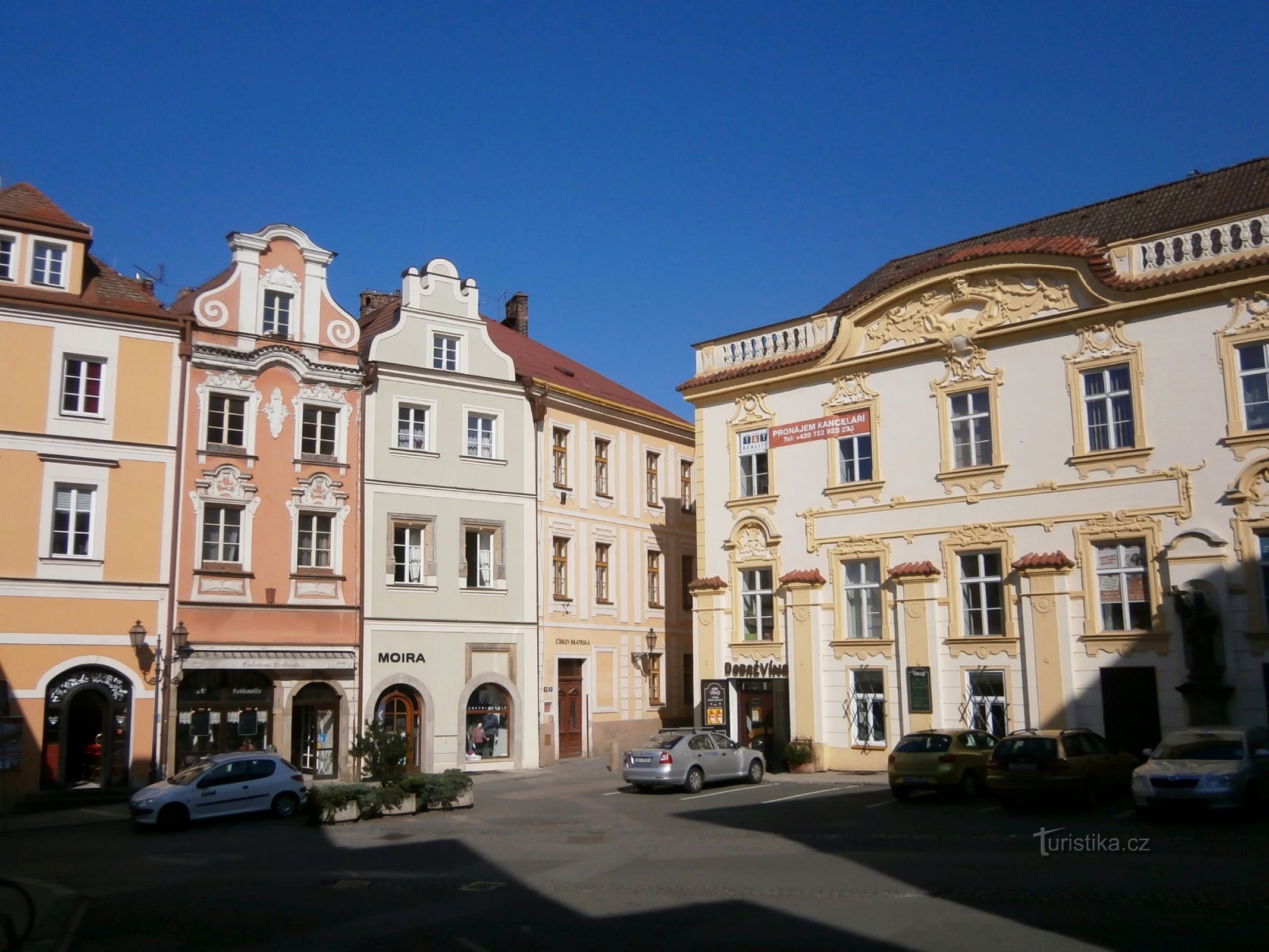 Kilátás a 89. számra az V Kopečku utcai kis térről (Hradec Králové, 28.3.2014.)