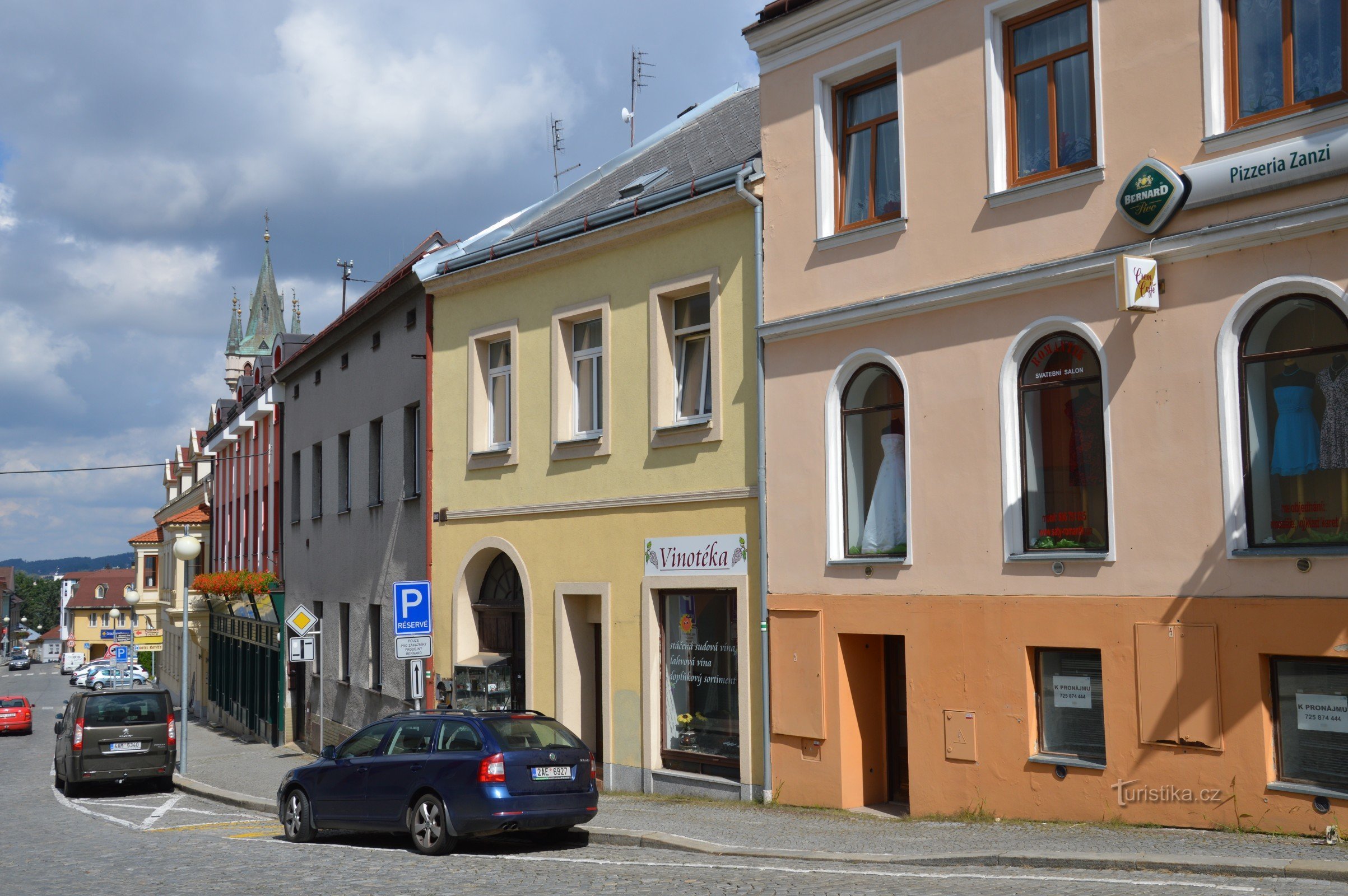 pogled na zgornji trg iz pivovarne