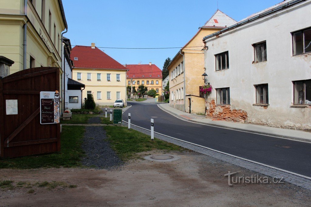 Näkymä aukiolle Radniční-kadulta