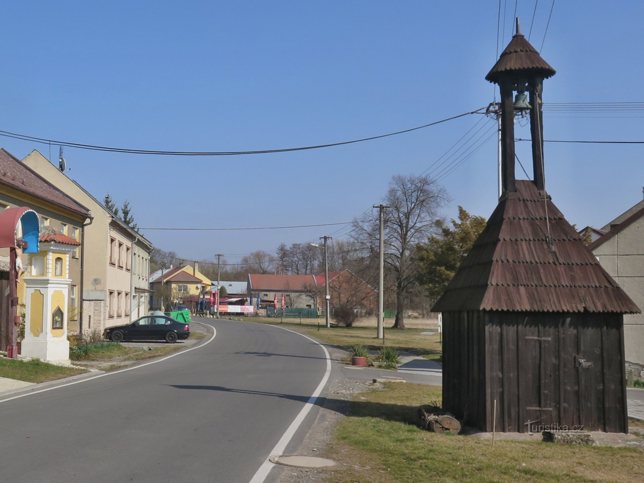 pogled na okrepčevalnico iz središča vasi