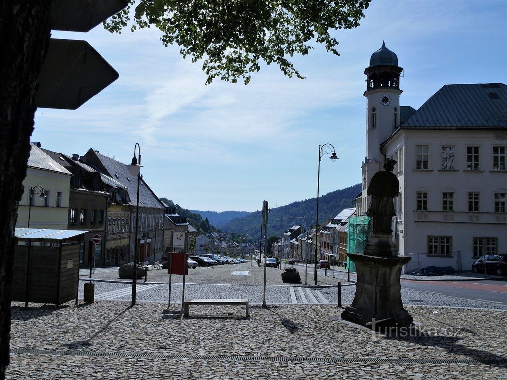 Blick von der Kirche auf das Rathaus