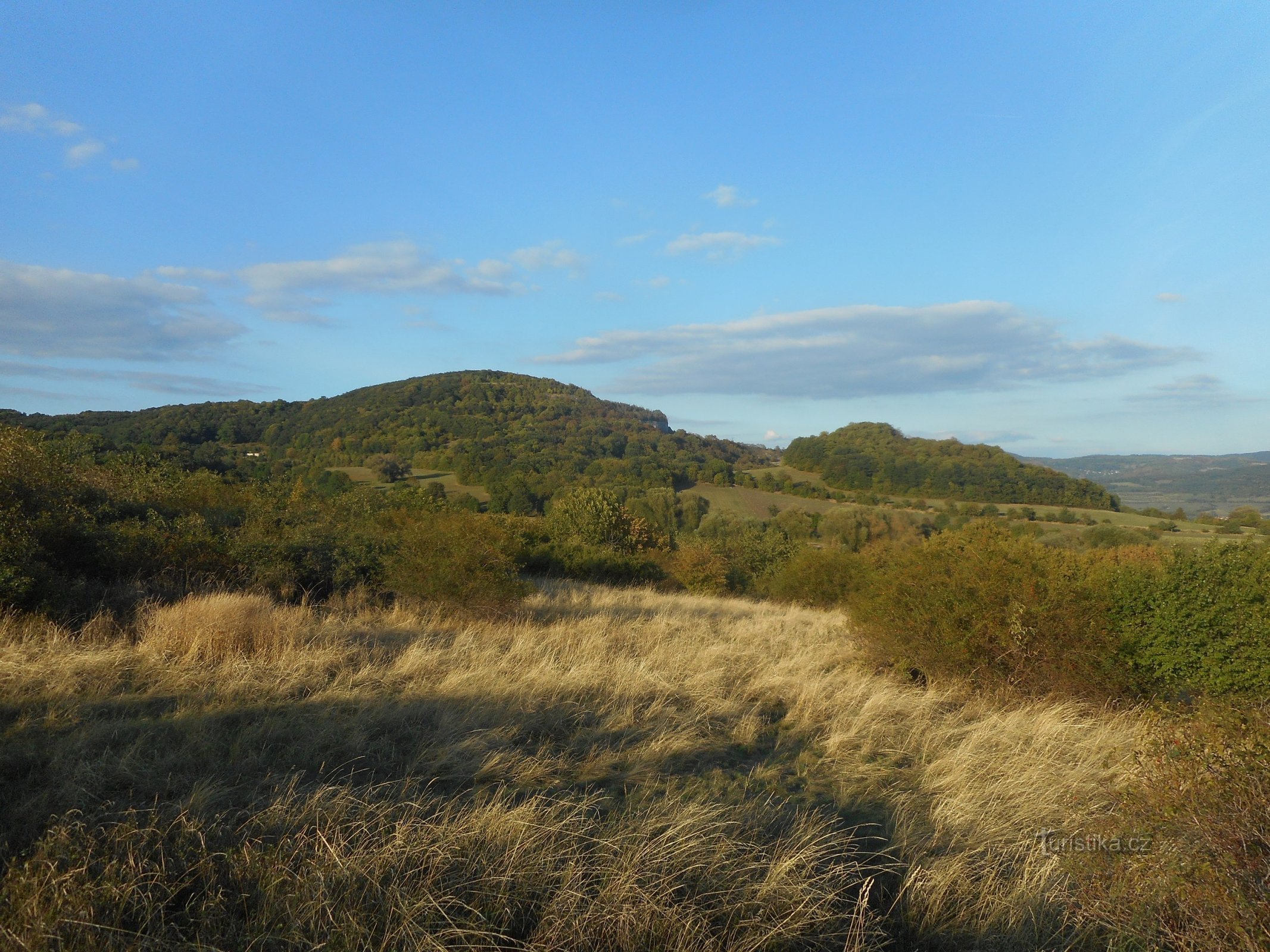 Vedere la nord de dealurile Kubačka (stânga) și Srna.